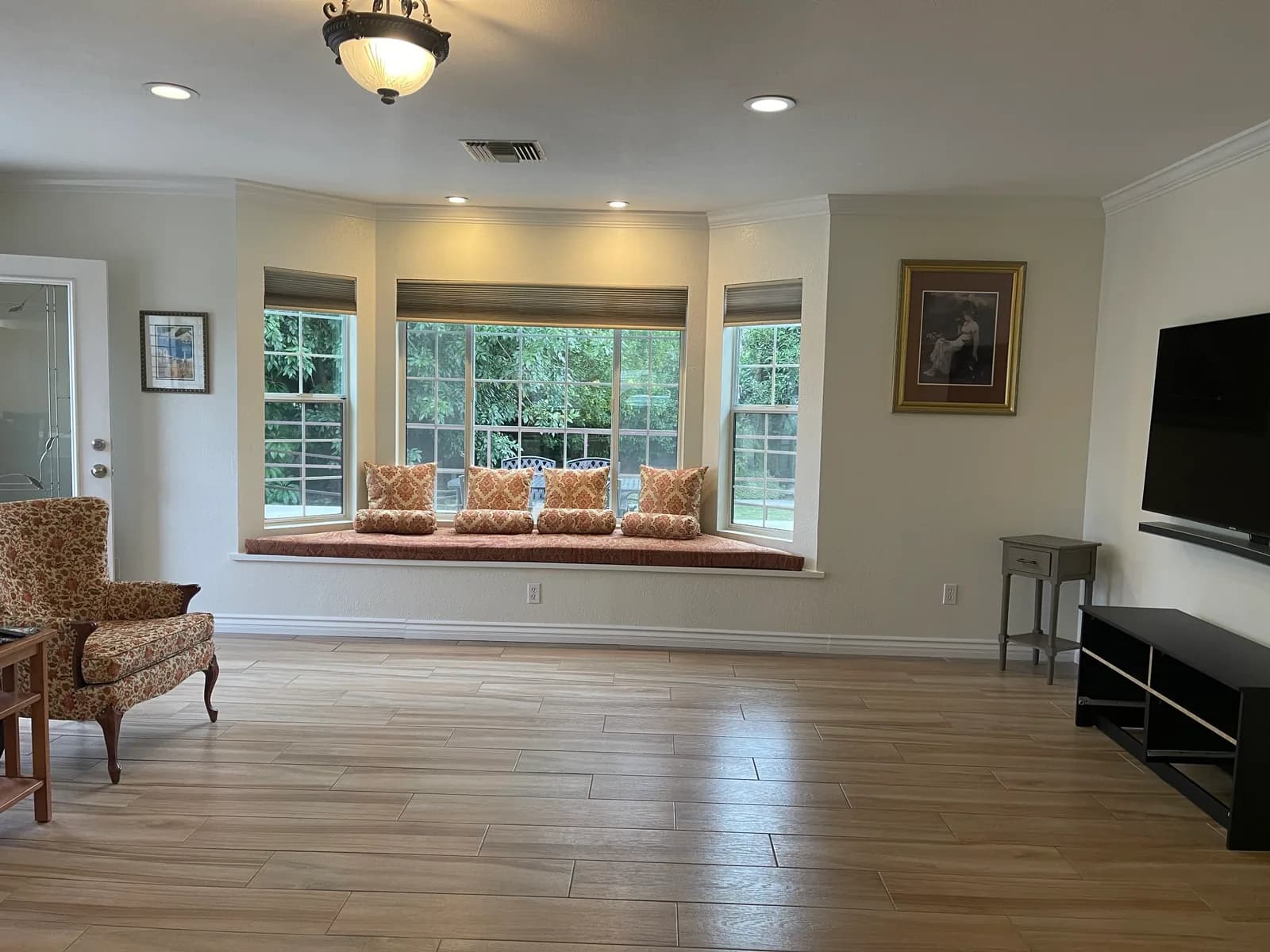 The living room at Bradford Residential Care in Glendora, California